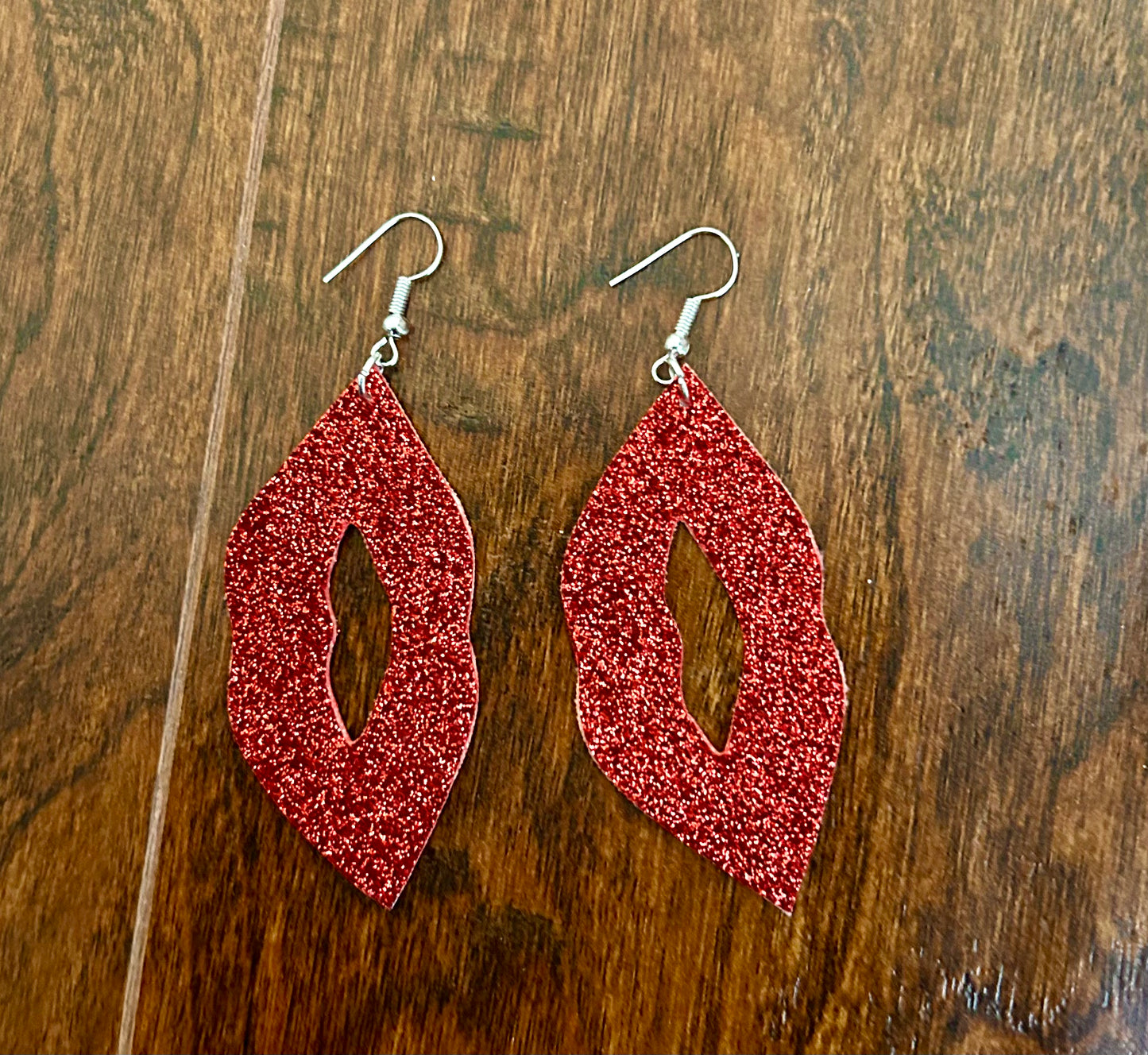 glitter lips leather earrings