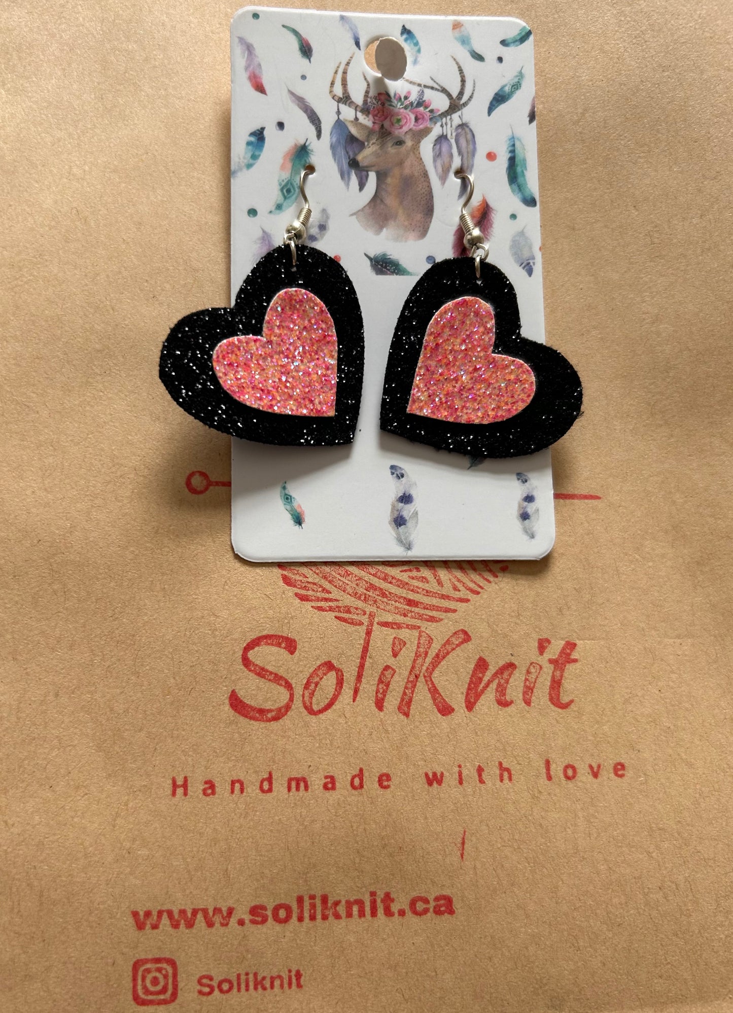Black-pink glitter heart leather earrings