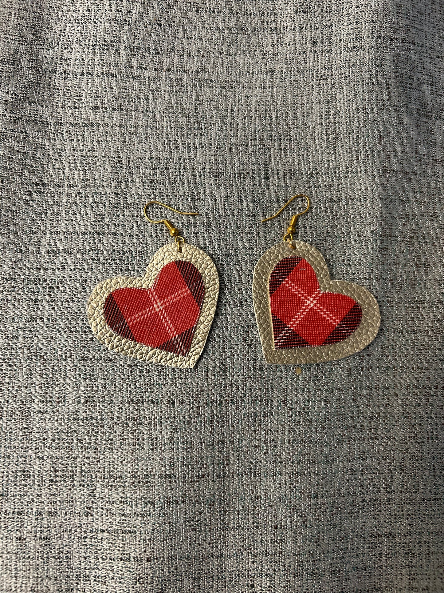 Buffalo plaid -gold heart leather earrings