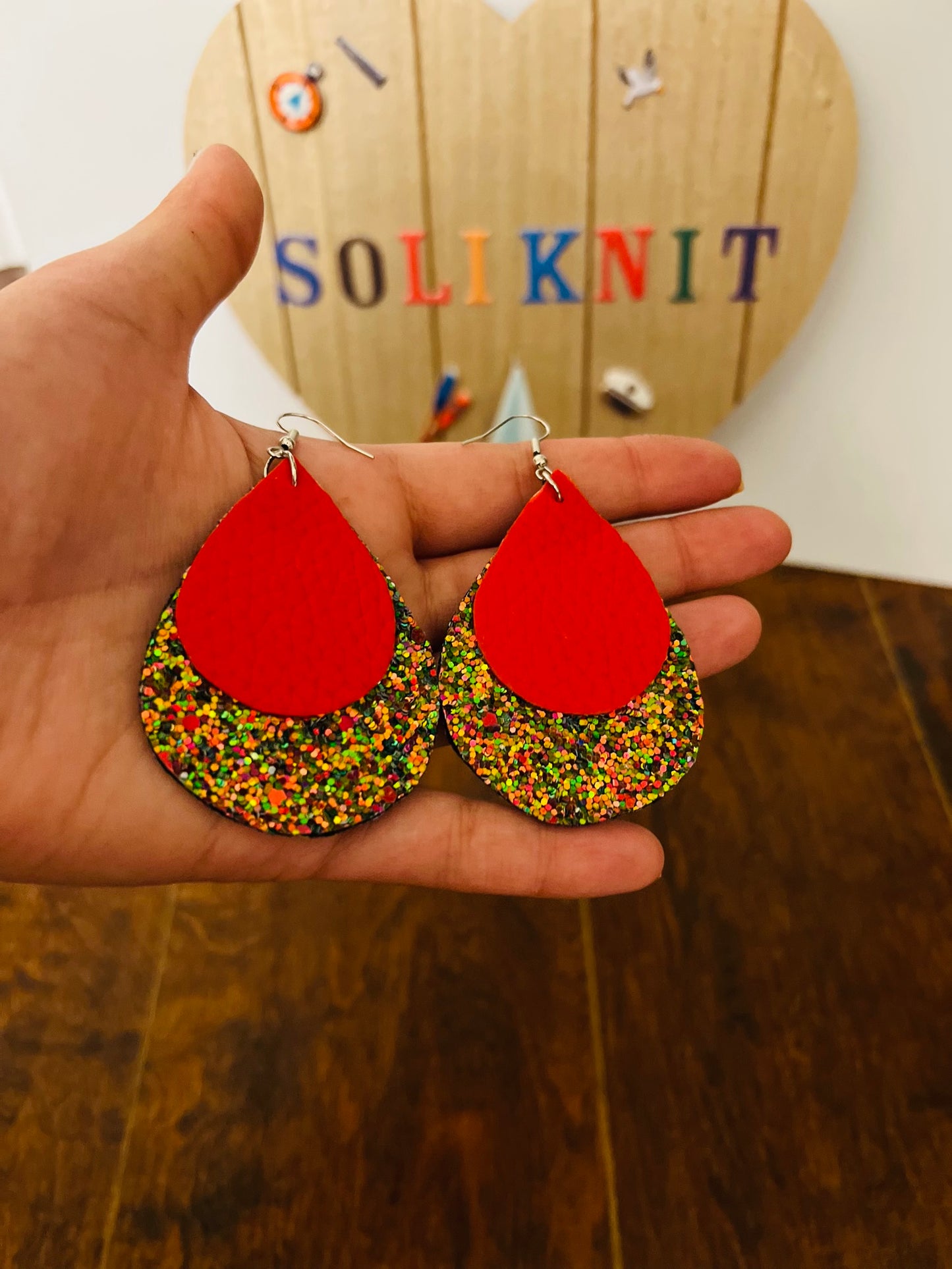 Glitter tear drop of double leaf leather earrings