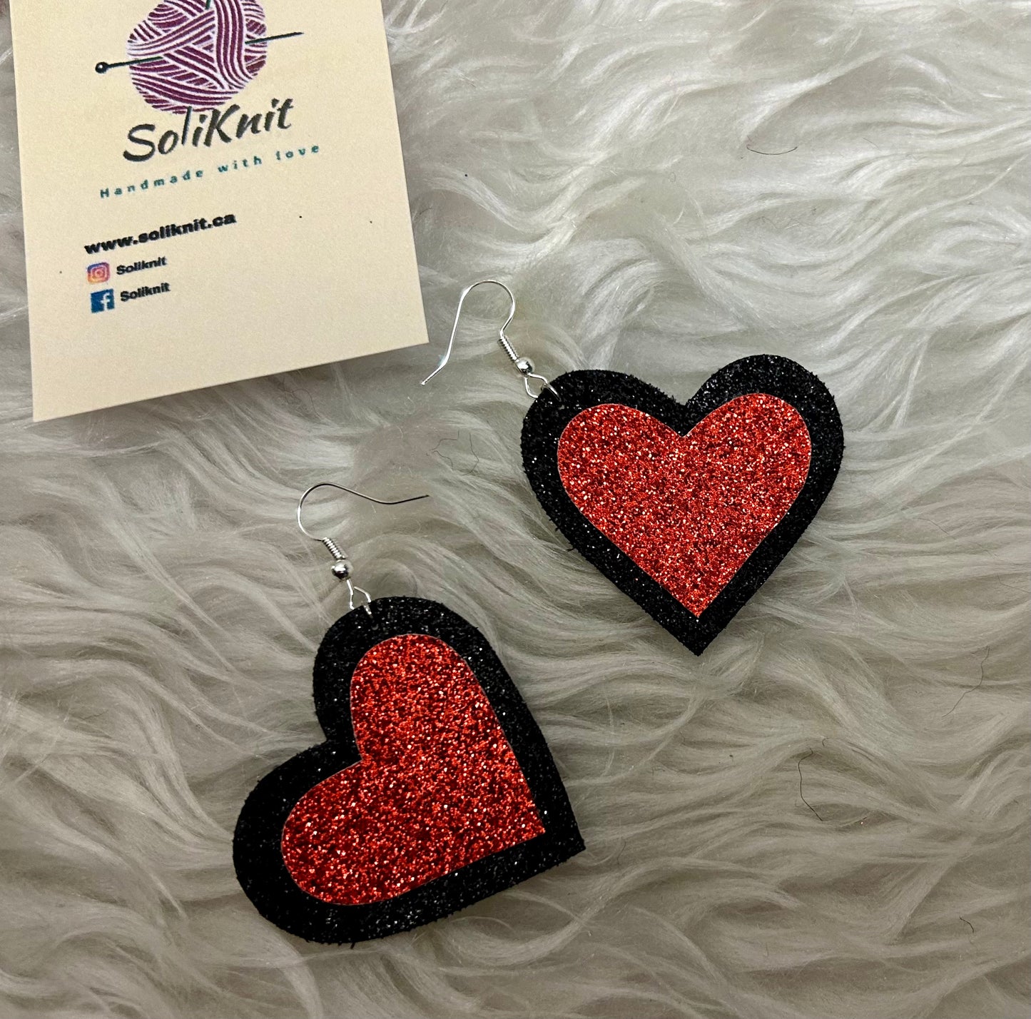 Black-red glitter heart leather earrings