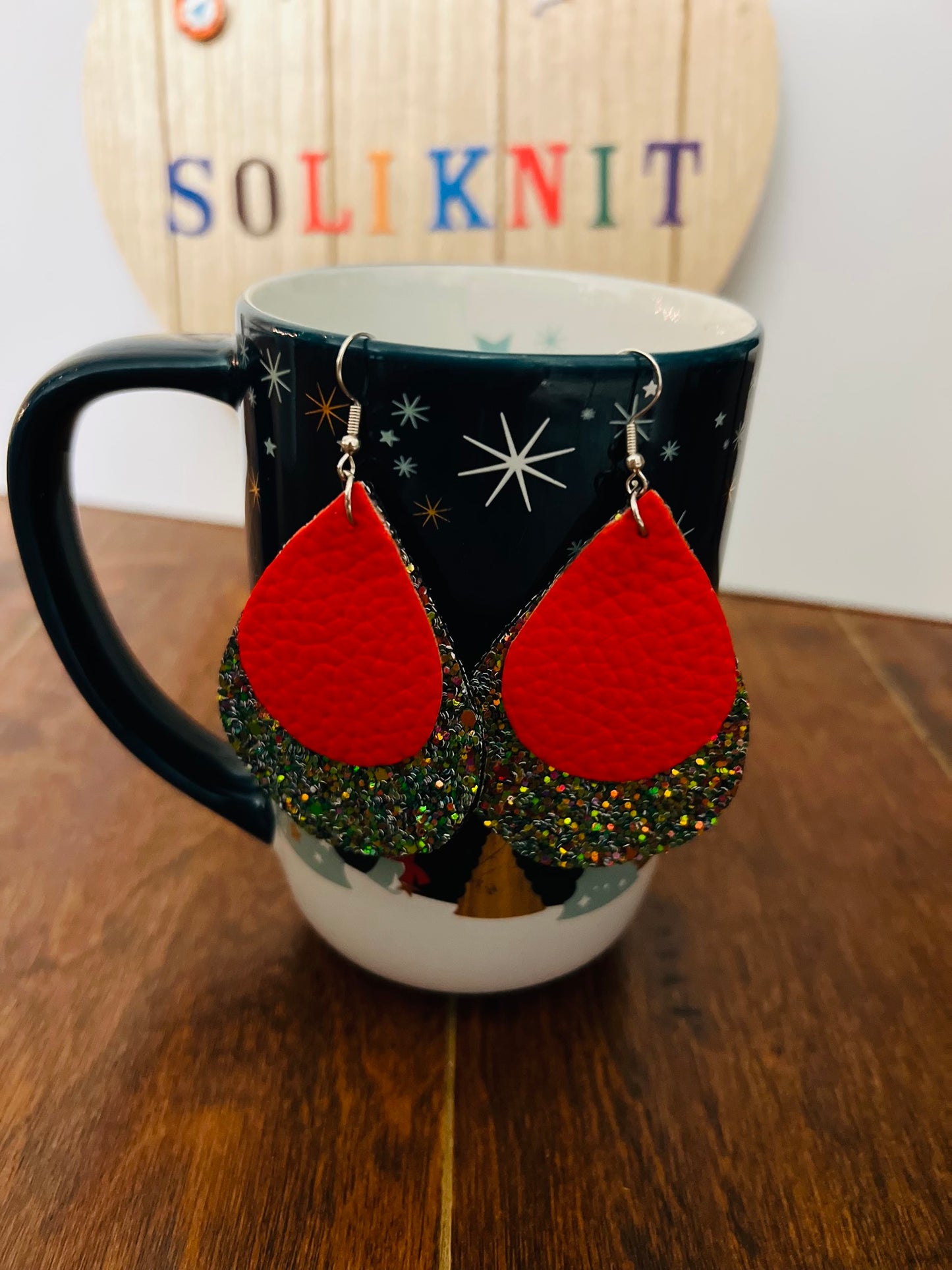 Glitter tear drop of double leaf leather earrings