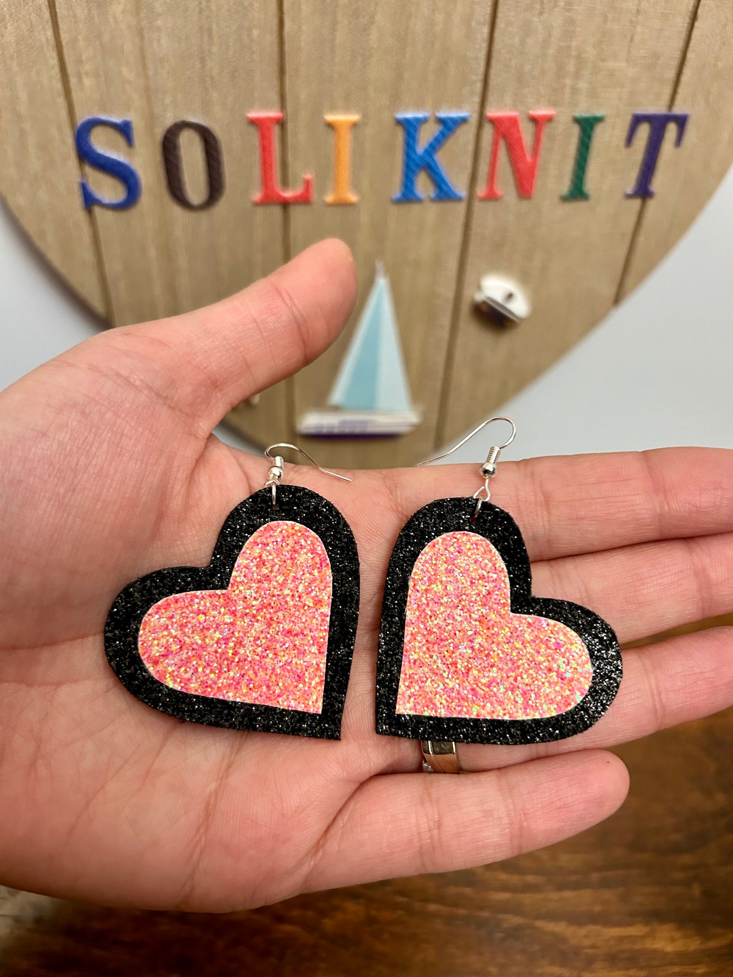 Black-pink glitter heart leather earrings